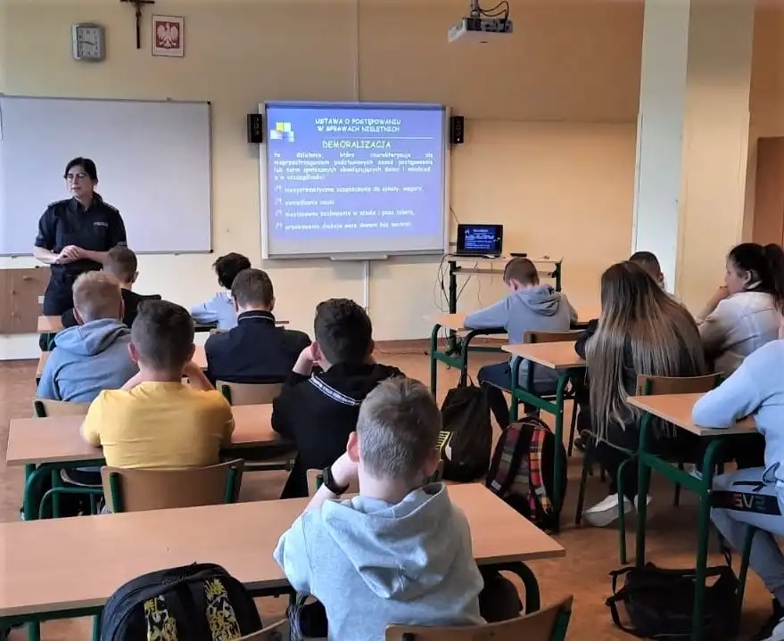 Policyjni profilaktycy odwiedzili uczniów Szkoły Podstawowej w Piątkowej