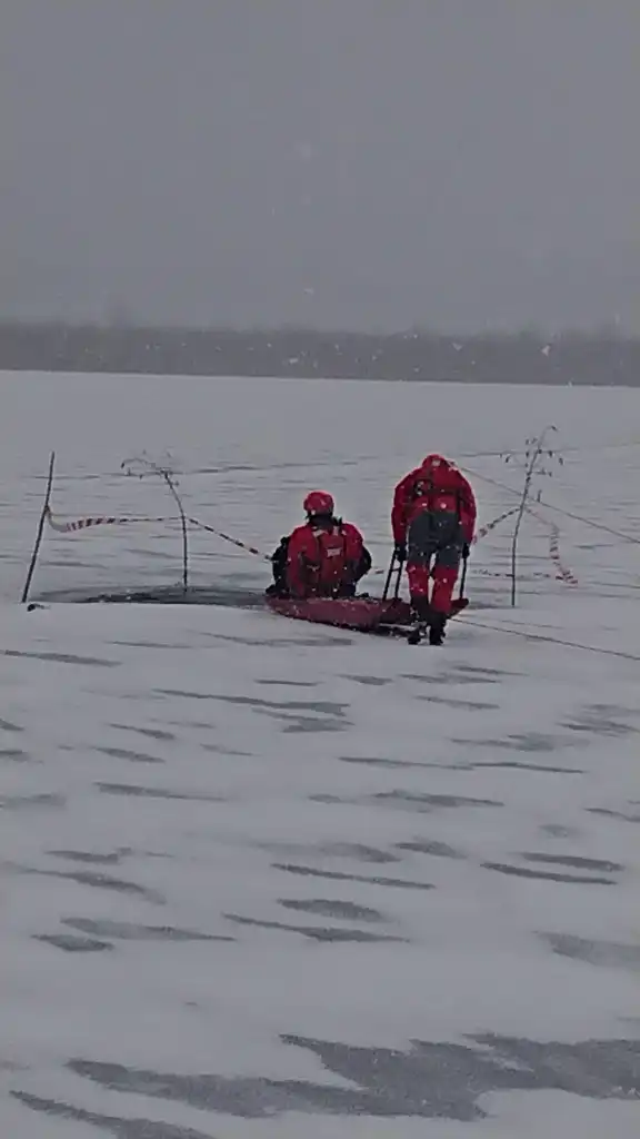 Sądecczyzna: Strażacy ćwiczyli prowadzenie działań ratowniczych na zamarzniętym akwenie