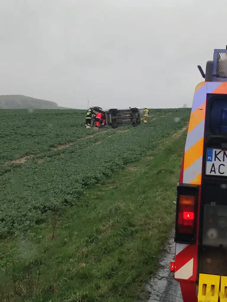 Wypadek w Miłkowej. Samochód osobowy zjechał z drogi i przewrócił się na pole orne