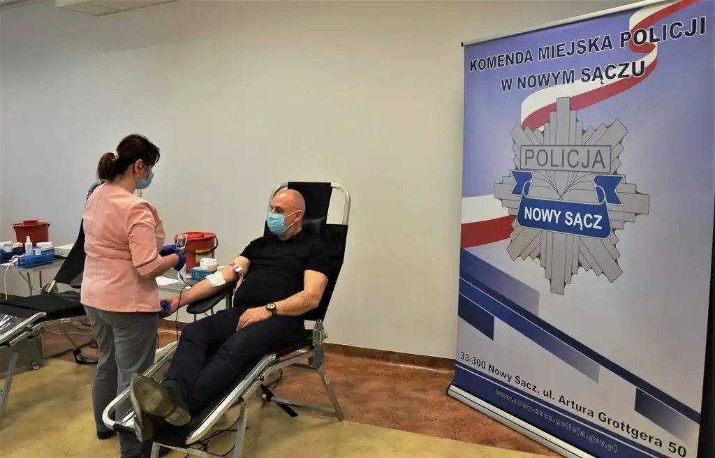 W ramach akcji „Nasza krew – Nasza Ojczyzna” w sądeckiej komendzie zebrano ponad 12 litrów krwi