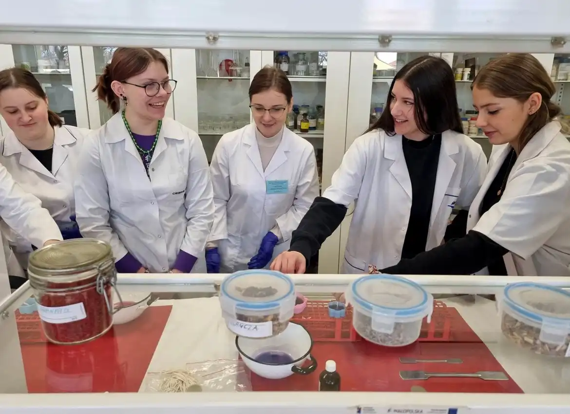 Uczniowie z ZSP w Krynicy-Zdroju zrobili odcisk szczęki a później makijaż