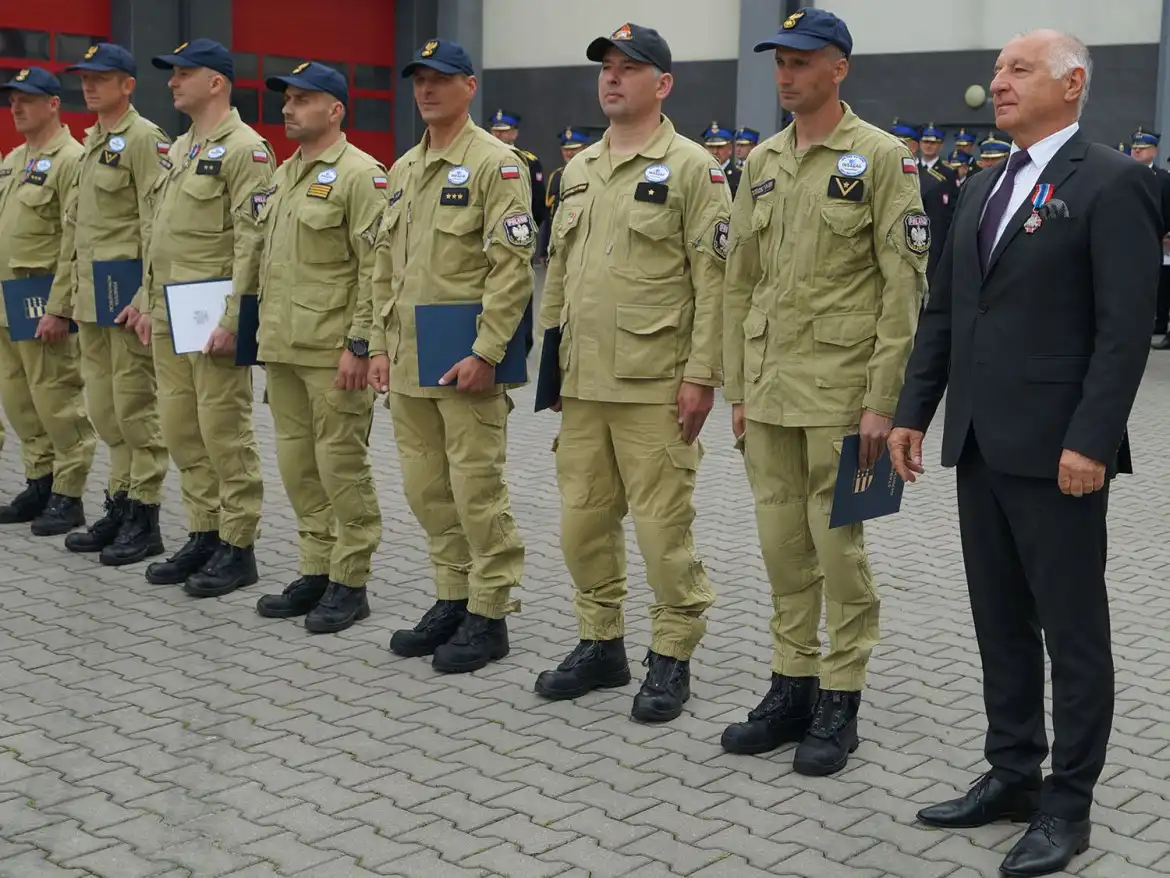 Powiatowy Dzień Strażaka. Starosta wręczył Złote Jabłka Sądeckie strażakom ze Specjalistycznej Grupy Poszukiwawczo-Ratowniczej