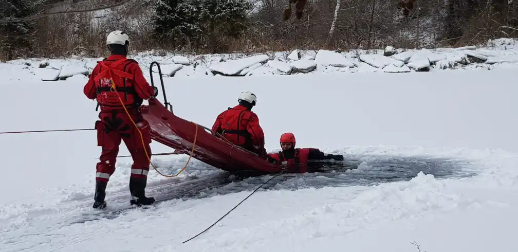 Sądecczyzna: Strażacy ćwiczyli prowadzenie działań ratowniczych na zamarzniętym akwenie