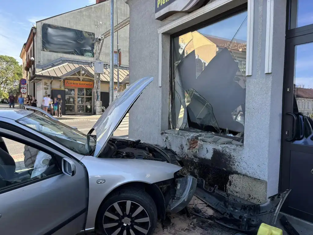 Groźny wypadek w centrum Grybowa. Ranna jedna osoba