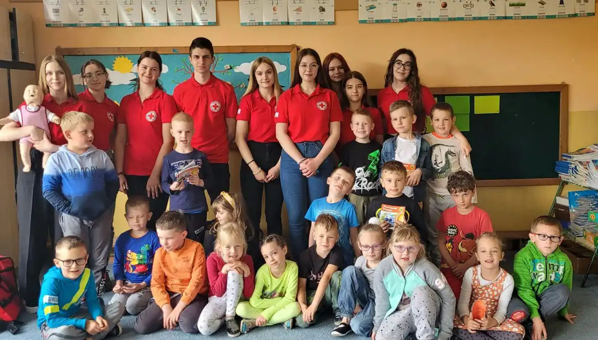 LO w Starym Sączu: Społeczni Instruktorzy Młodzieżowi PCK uczyli dzieci, jak ratować życie