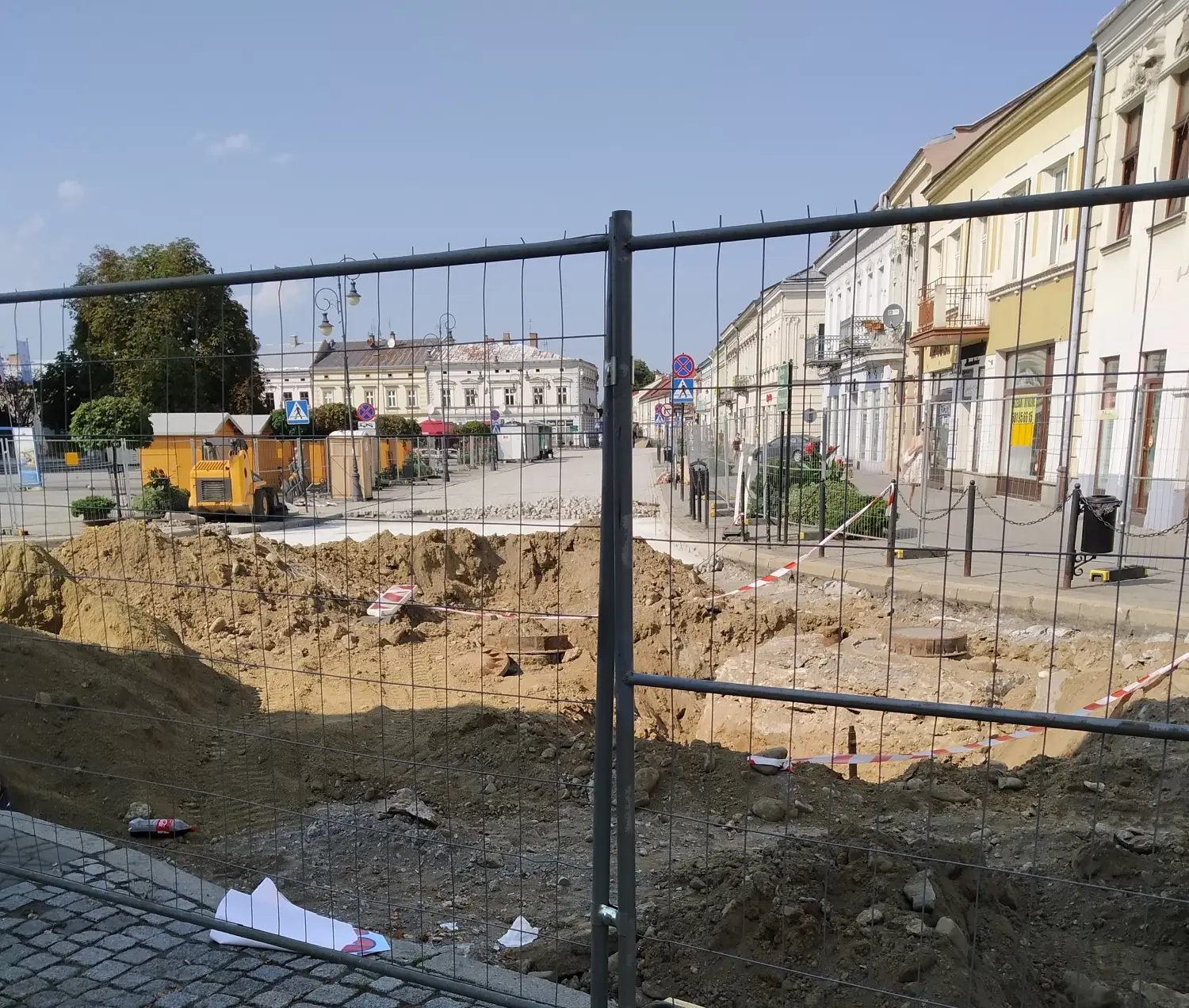 Nierówna kostka na nowosądeckim Rynku. Miasto odpowiada, ale problem wciąż pozostaje