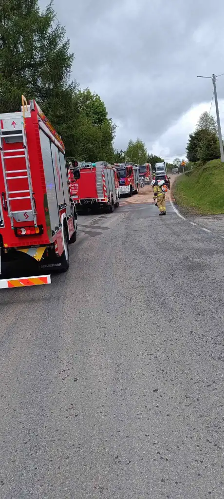 Kolizja na granicy Królowej Górnej i Ptaszkowej. Interweniowały trzy jednostki straży