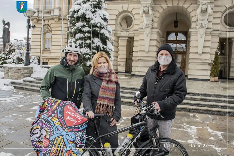 Paweł Małaszko okrąży całą Polskę na rowerze. Przy okazji wspiera WOŚP – dziś był w Nowym Sączu