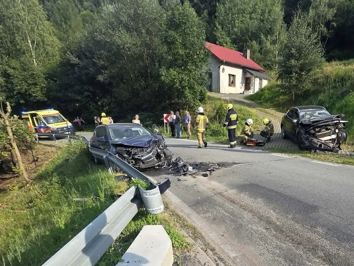 Akcja służb w Obidzy. Zderzyły się dwa samochody osobowe