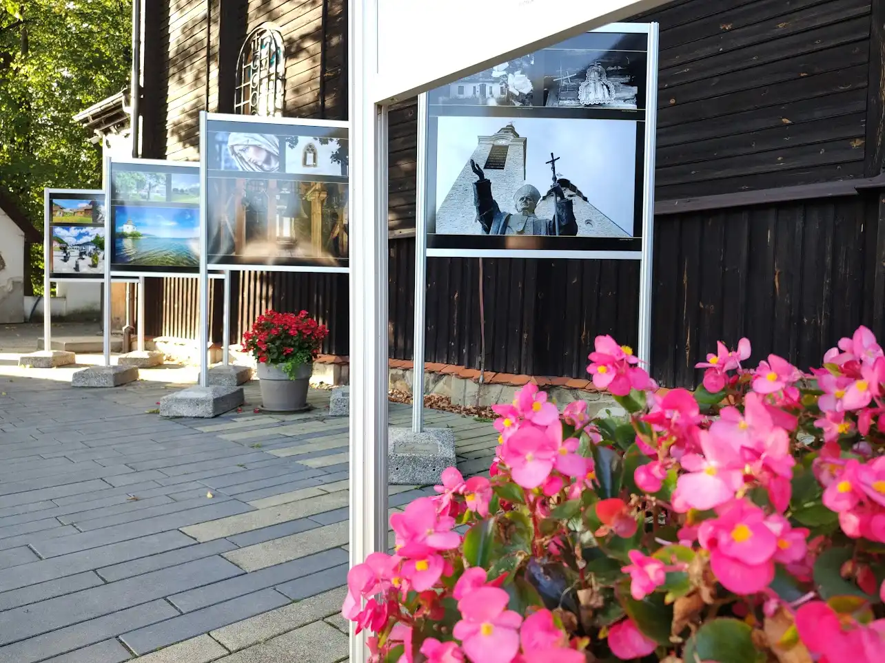 Wystawa plenerowa „Skarby pogranicza” w Łososinie Górnej