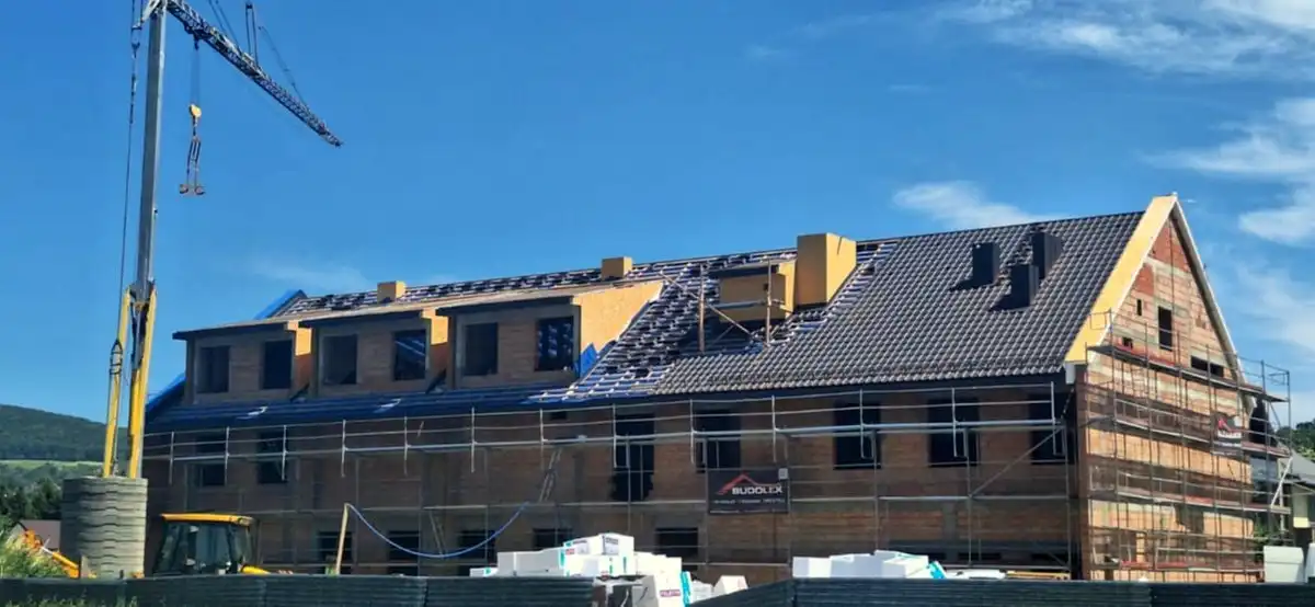 Budowa Ośrodka Zdrowia w Łososinie Dolnej nabiera tempa. Dach prawie gotowy