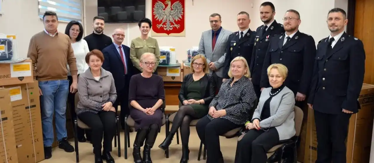 Defibrylatory, osuszacze, agregaty. Gmina Łososina Dolna wzmacnia ochronę ludności