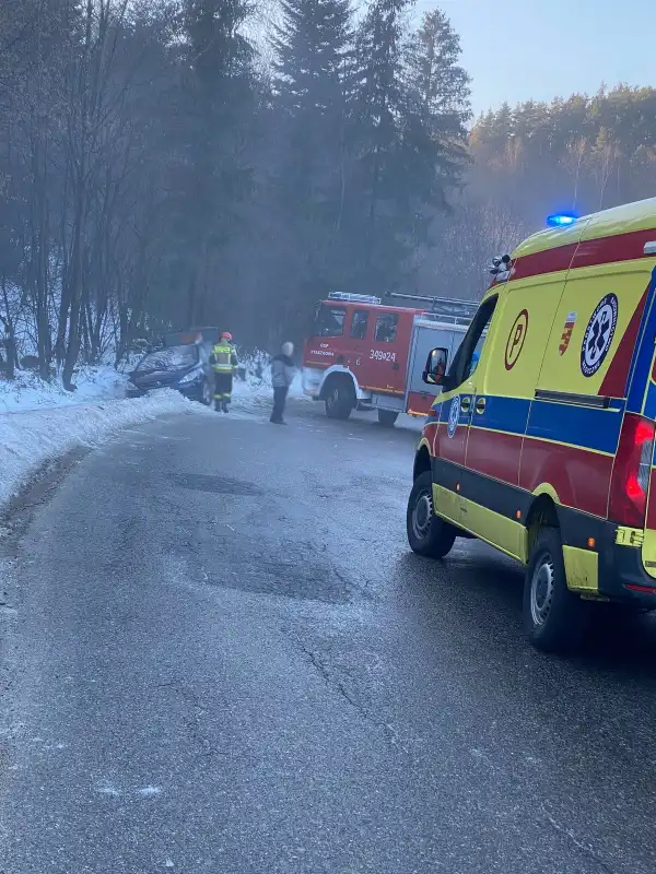 Wypadek w Cieniawie. Zderzyły się dwa samochody osobowe