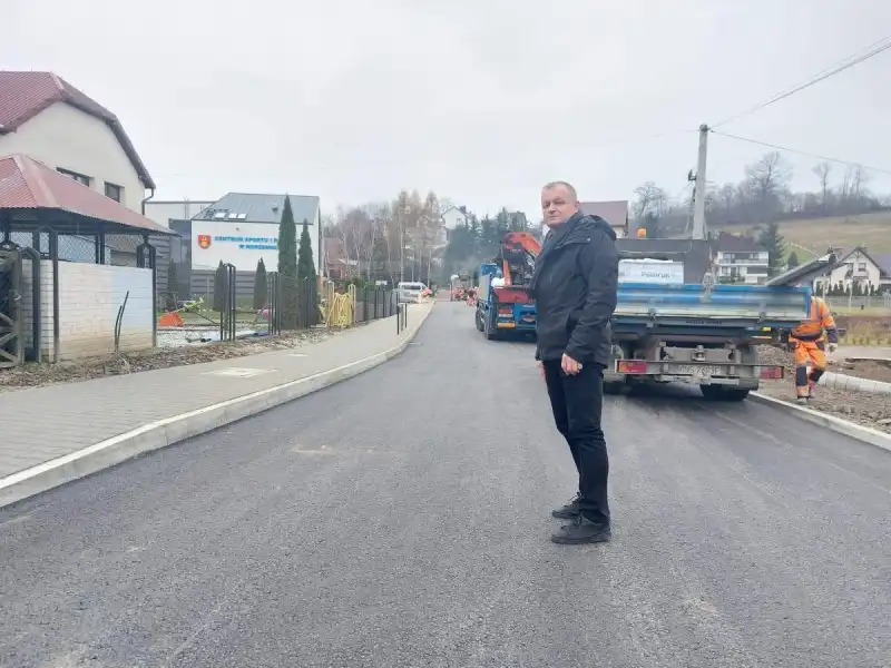 Trwa modernizacja drogi w Korzennej. Pierwsza warstwa asfaltu już położona