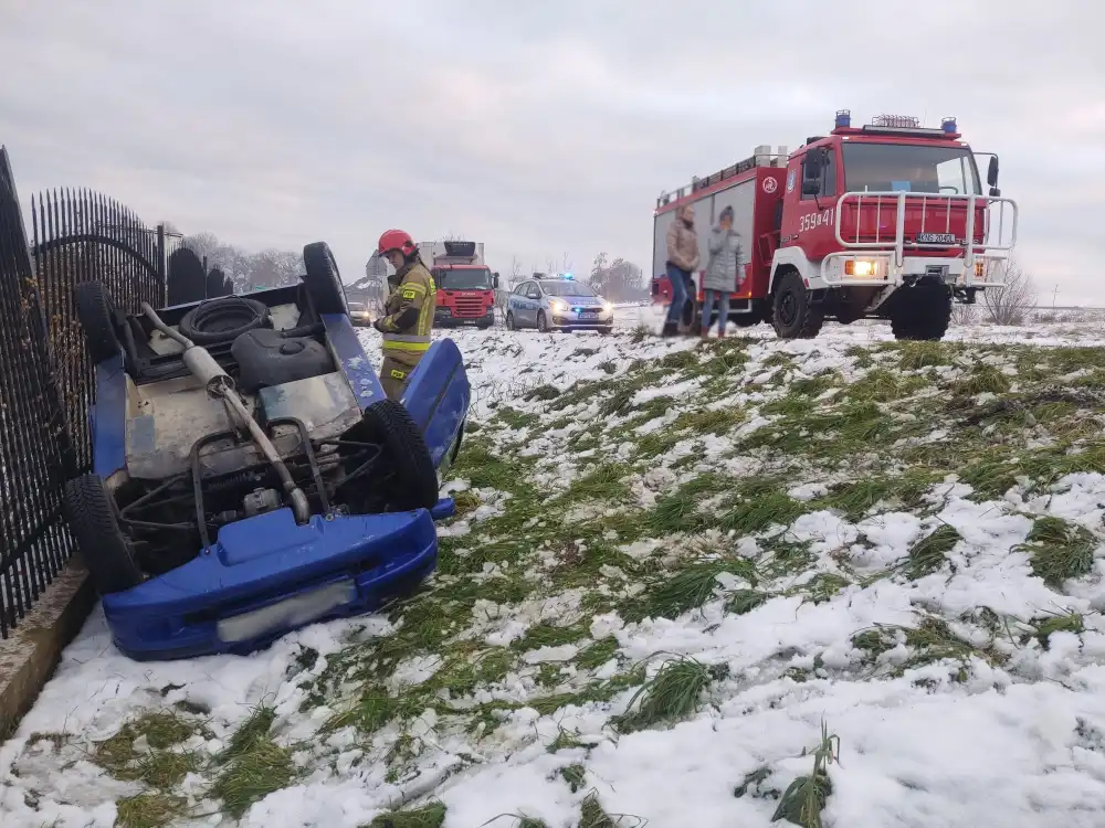 Wypadek na DK28 w Trzetrzewinie. Dachowała osobówka