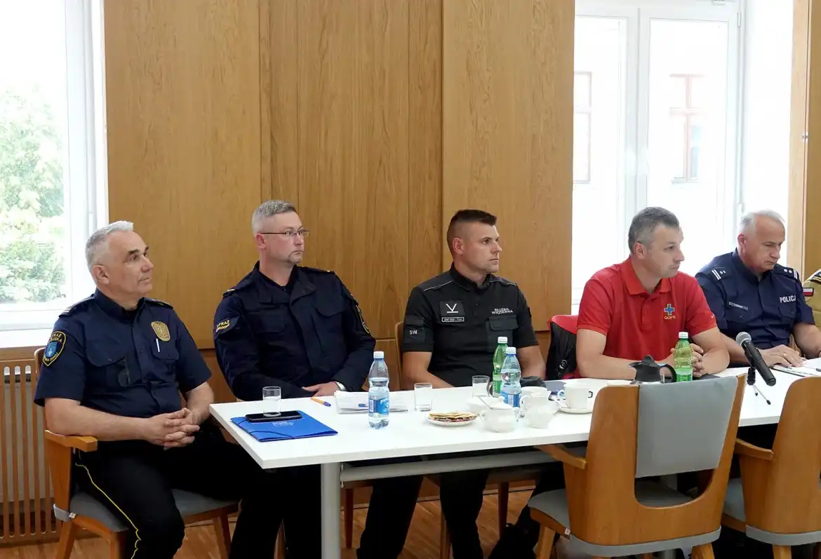 Posiedzenie Powiatowego Zespołu Zarządzania Kryzysowego. Dyskutowano o bezpieczeństwie podczas wakacji