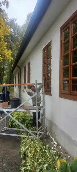 Historyczny Dwór Marsów w remoncie. Trwa wymiana okien i drzwi