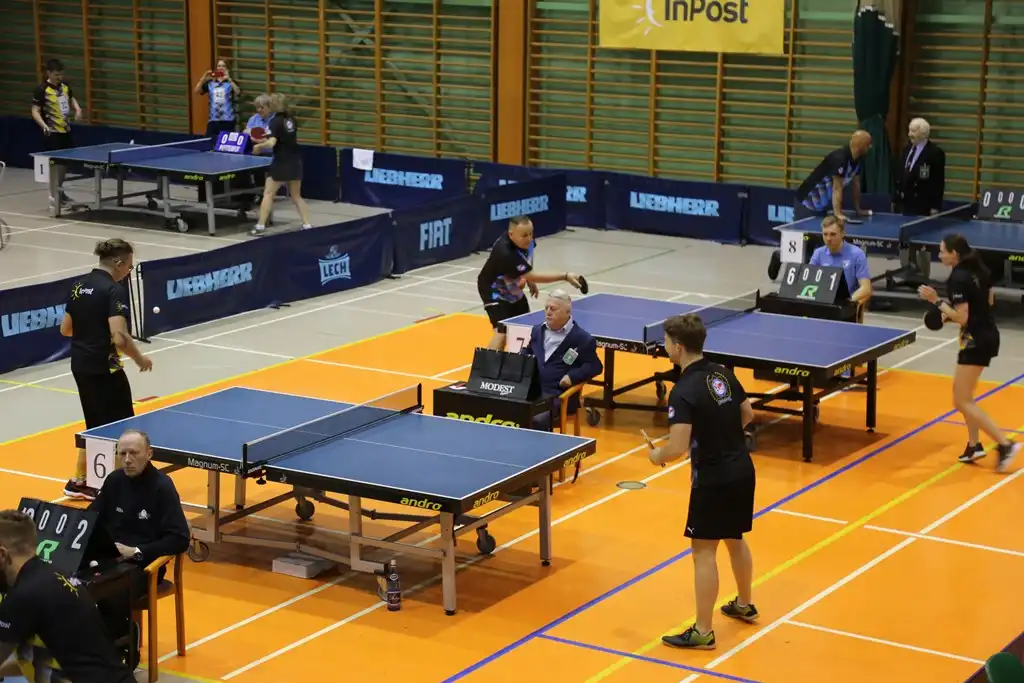 Sądecki policjant z drugim miejscem w Turnieju Tenisa Stołowego