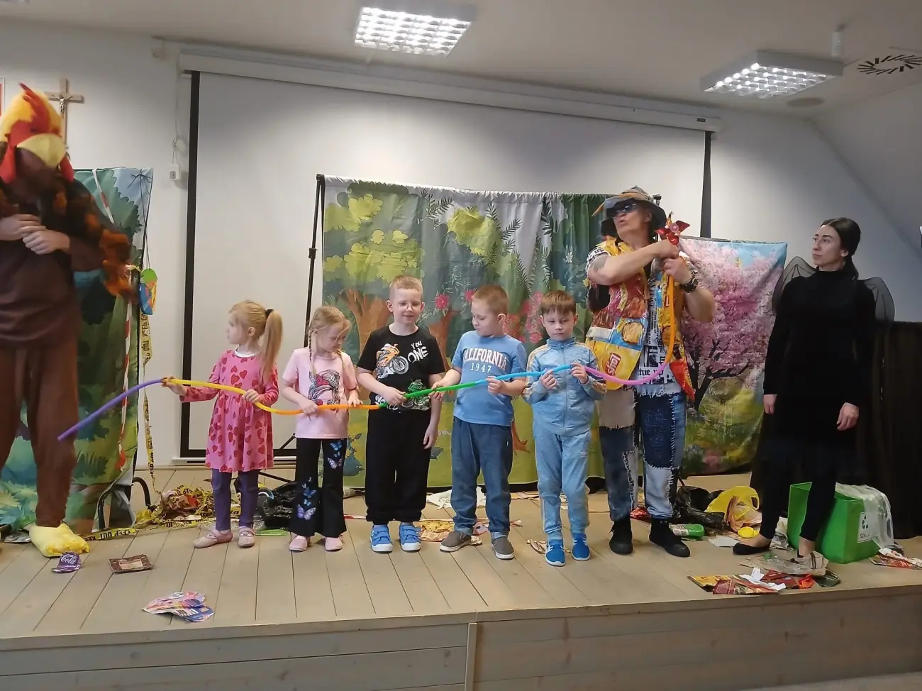 Kolorowy spektakl z ważnym przesłaniem. Dzieci poznały zasady dbania o środowisko