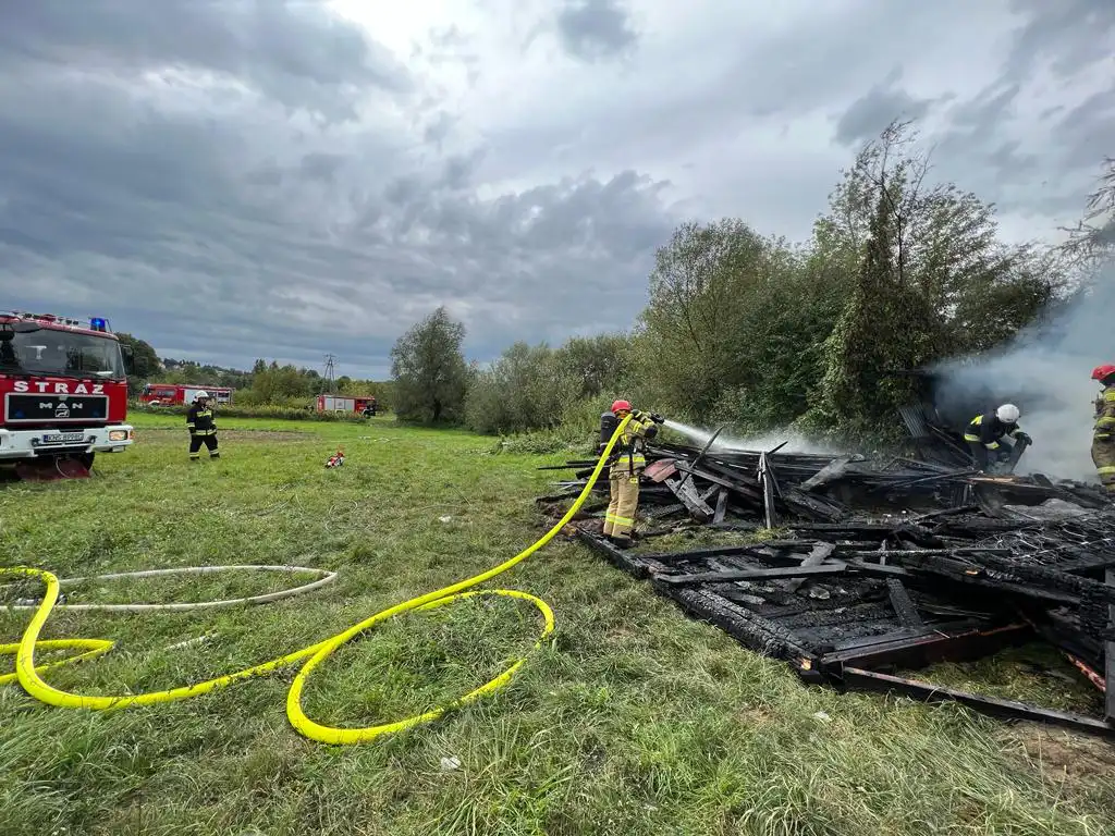 Pożar w Marcinkowicach. Spłonął drewniany budynek