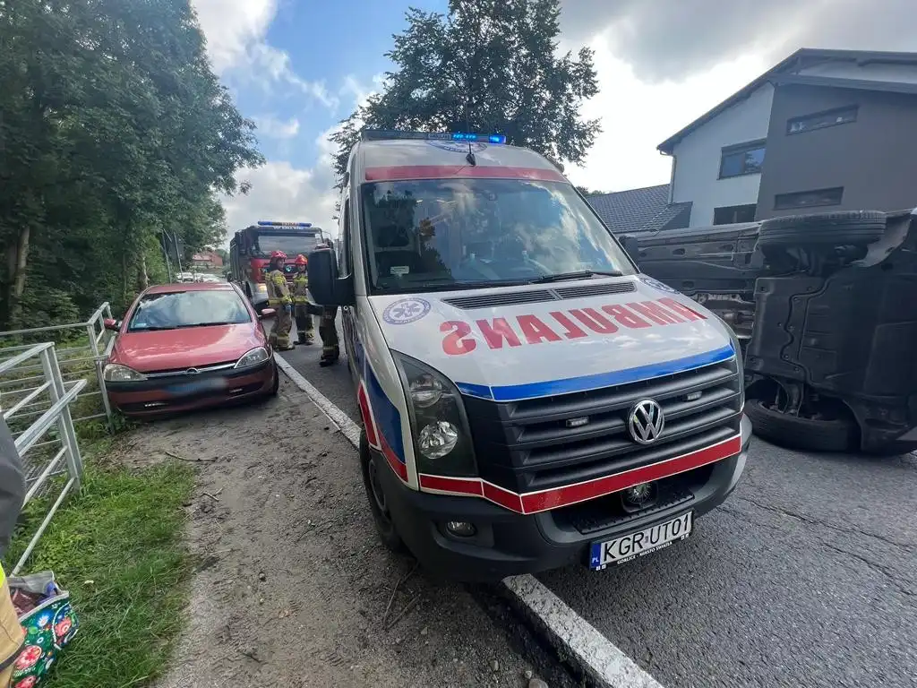 Biała Niżna: Osobówka uderzyła w zaparkowany na poboczu pojazd. Jedna osoba trafiła do szpitala