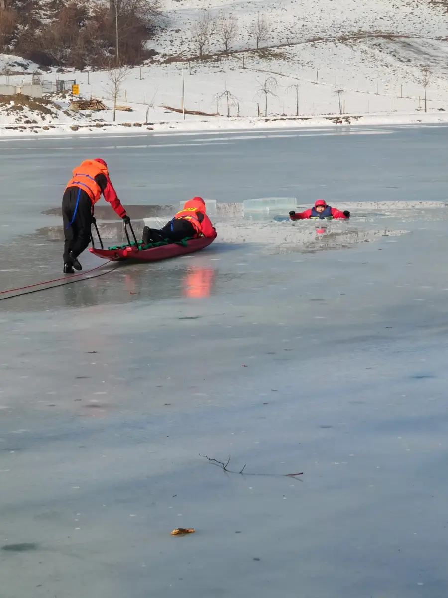 Ratowanie spod lodu. Strażacy ćwiczyli w Laskowej