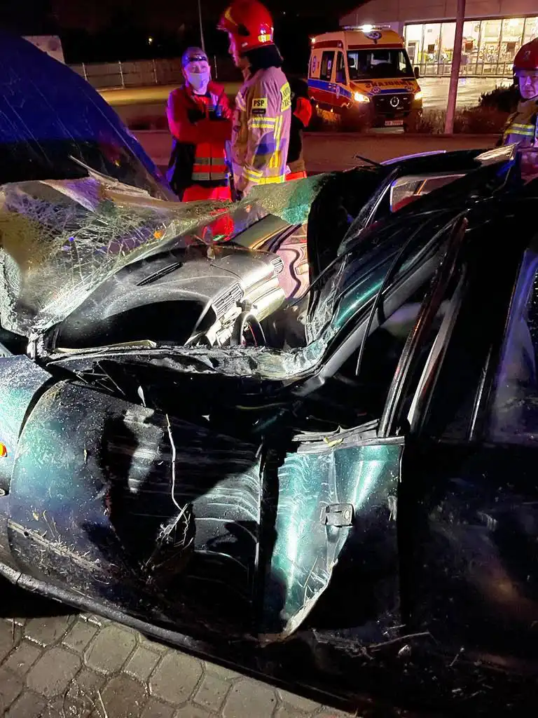 Nowy Sącz: Pojazd osobowy wypadł z drogi i złamał betonową latarnie. Kierowcy nie było na miejscu zdarzenia