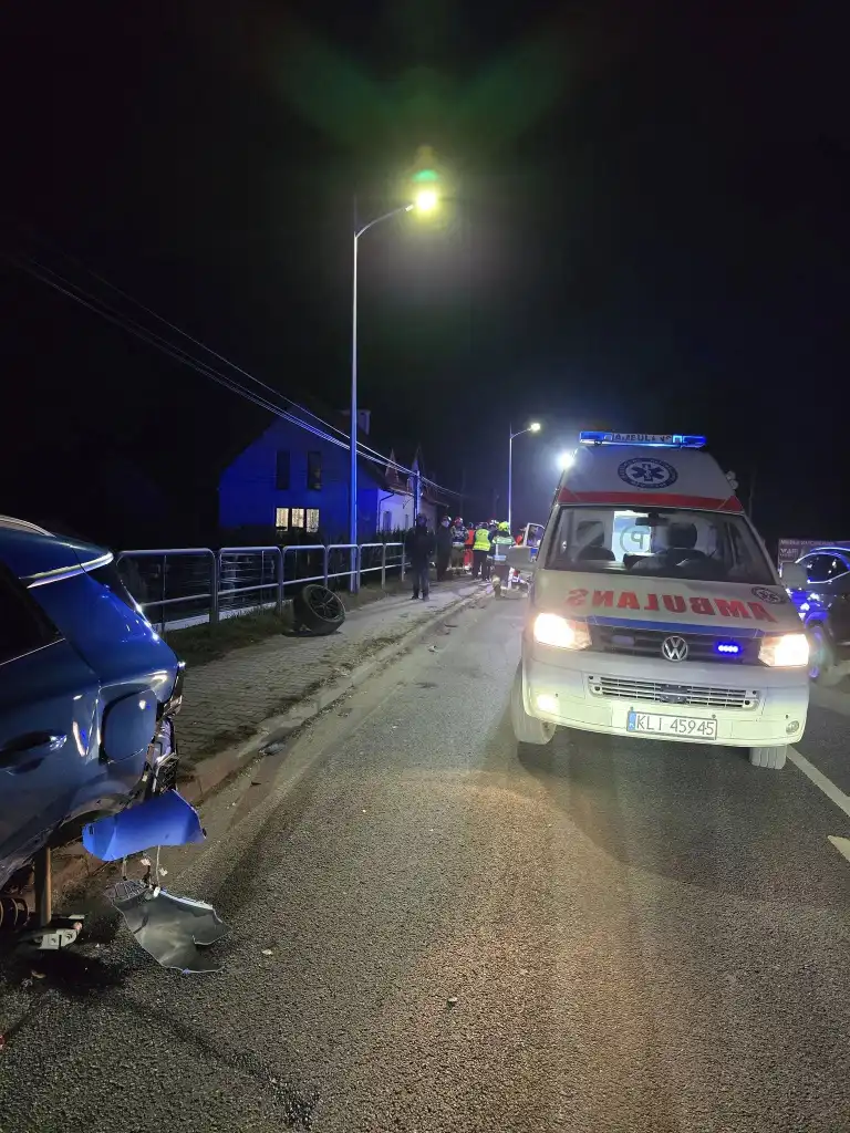 Mszana Dolna. Kolizja dwóch pojazdów, akcja służb ratunkowych