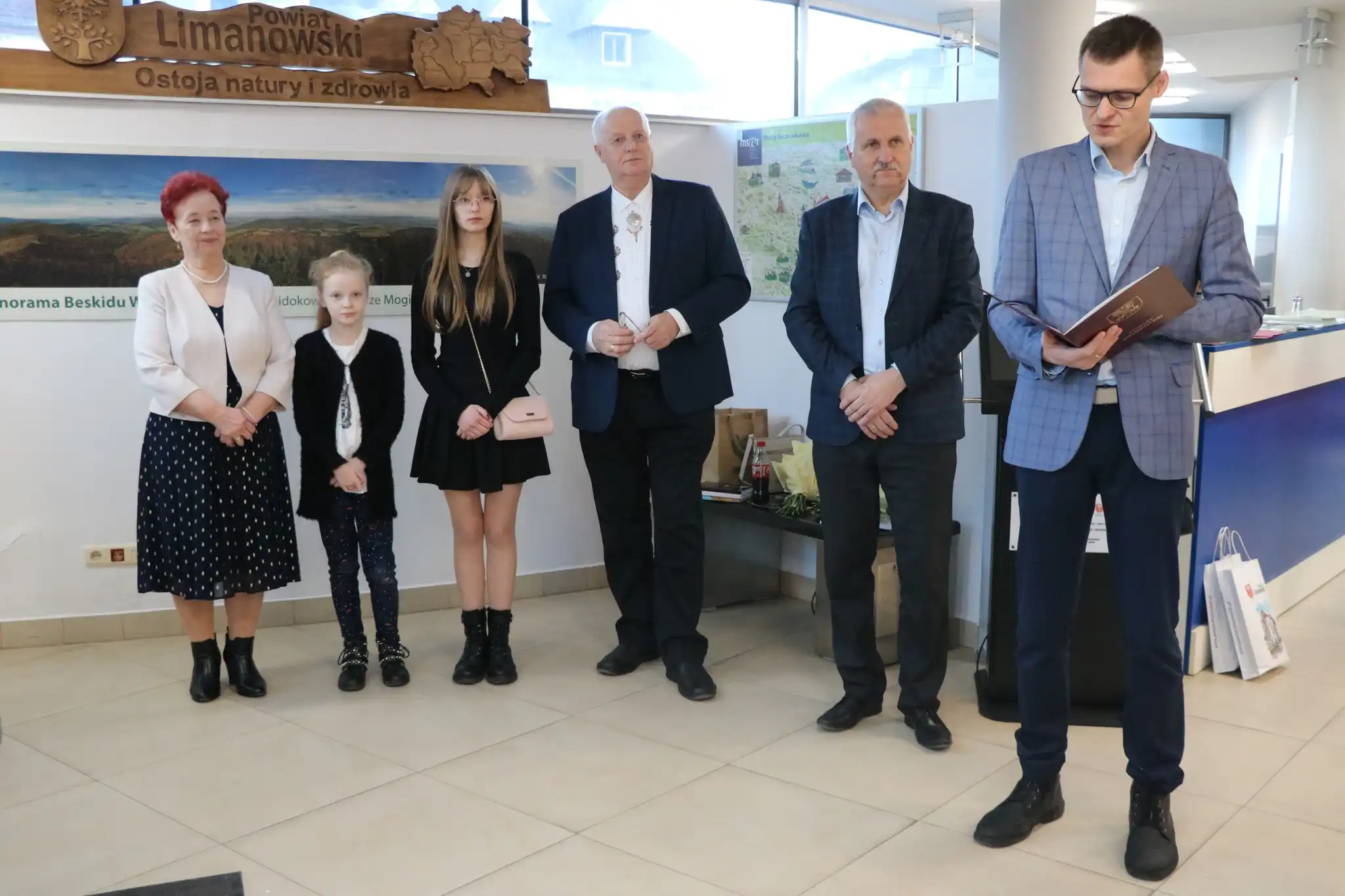 Rodzinna wystawa w Limanowej. Połączenie pokoleń przez sztukę