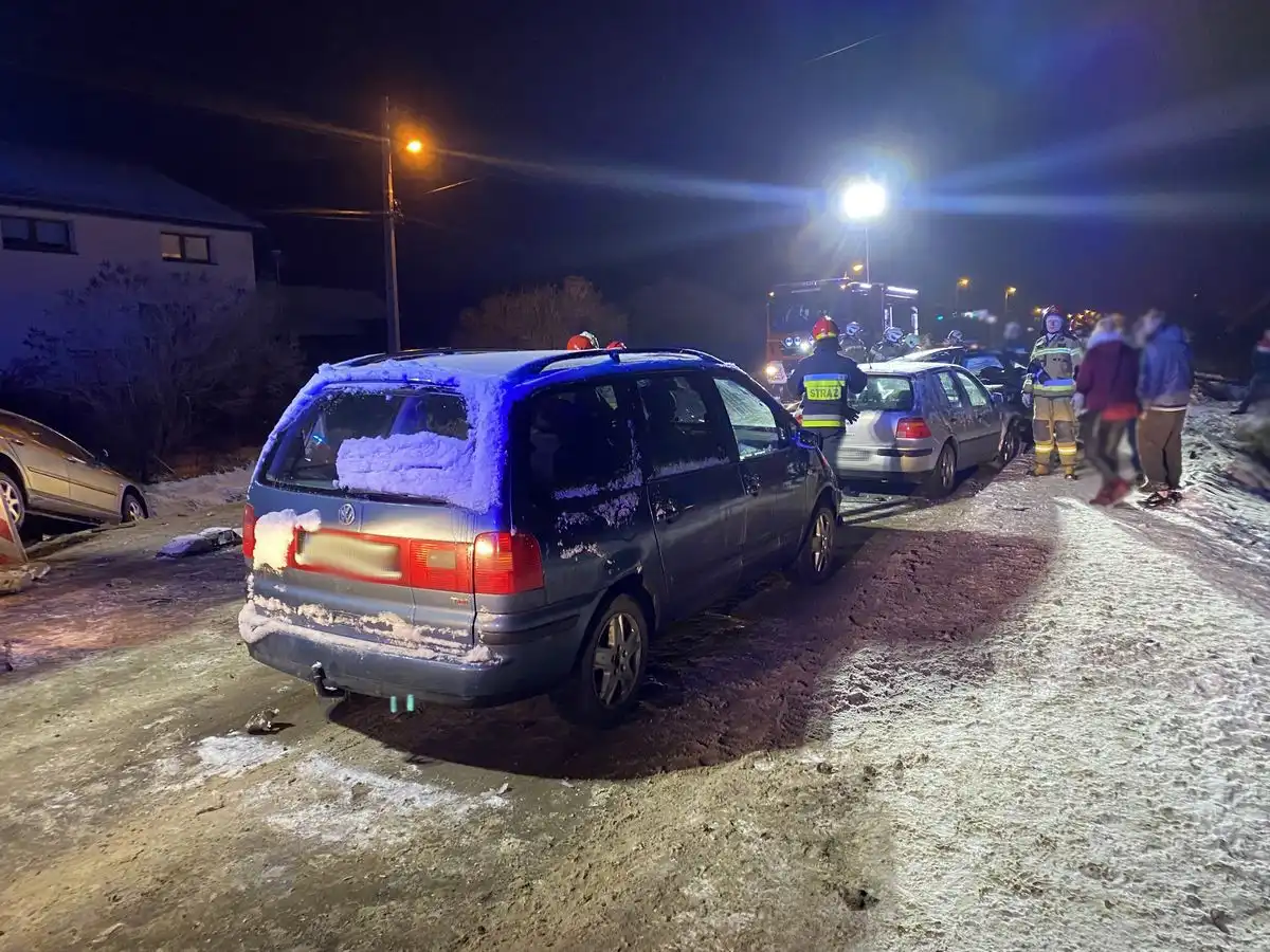 Wypadek w Gołkowicach Dolnych. Zderzyły się 4 samochody. Trzy osoby w szpitalu