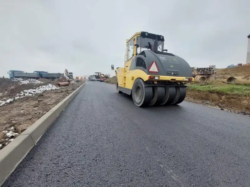 Trwa modernizacja drogi w Korzennej. Pierwsza warstwa asfaltu już położona