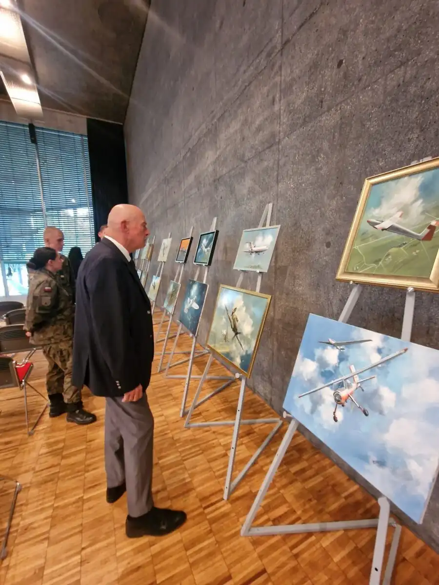 Lotnictwo w obrazach. Niezwykła wystawa limanowskiego artysty