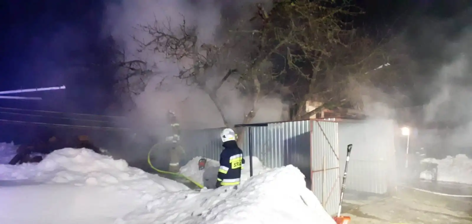 Pożar w Gaboniu. Paliła się drewniana szopa oraz wnętrze wiaty gospodarczej