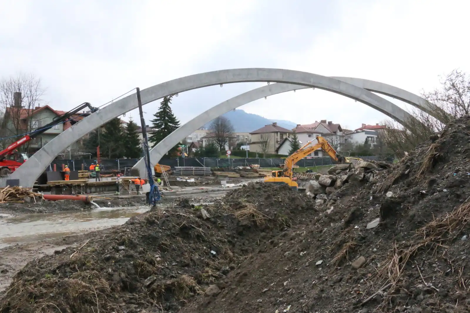 Limanowa: Trwają prace przy budowie mostu w ciągu ulicy Lipowej