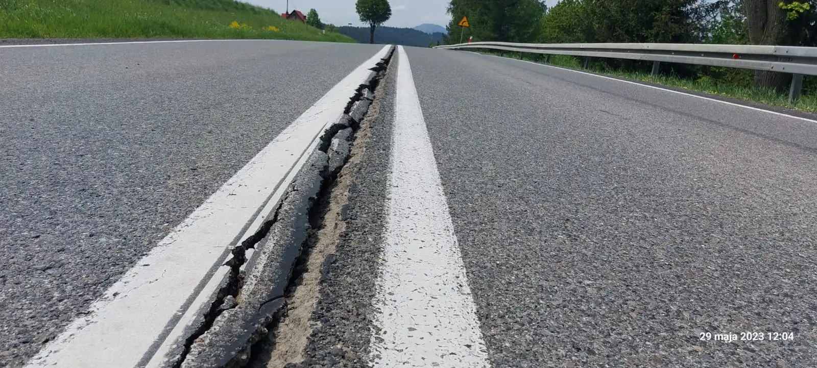 Droga 28 w Kasinie Wielkiej zamknięta. Uaktywniło się osuwisko