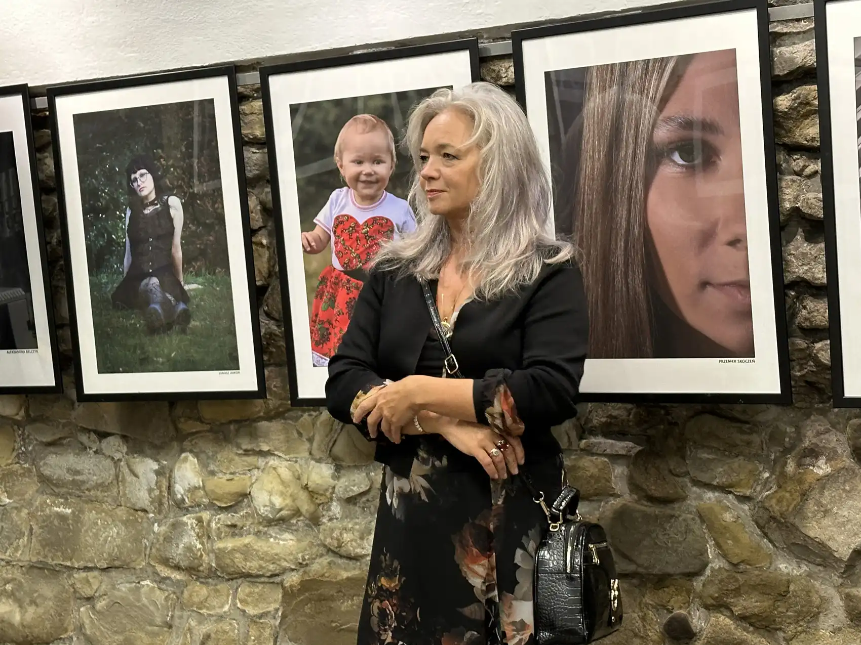 „Różne punkty widzenia”. Fotograficzna podróż przez wyjątkową wystawę w Sądeckiej Bibliotece Publicznej