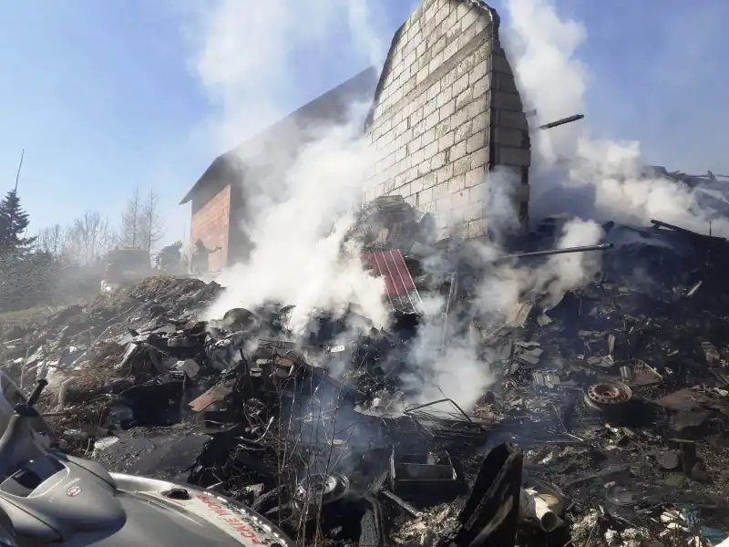 Pożar w Łyczanie. Palił się garaż. W środku dwa samochody osobowe oraz sprzęt rolniczy