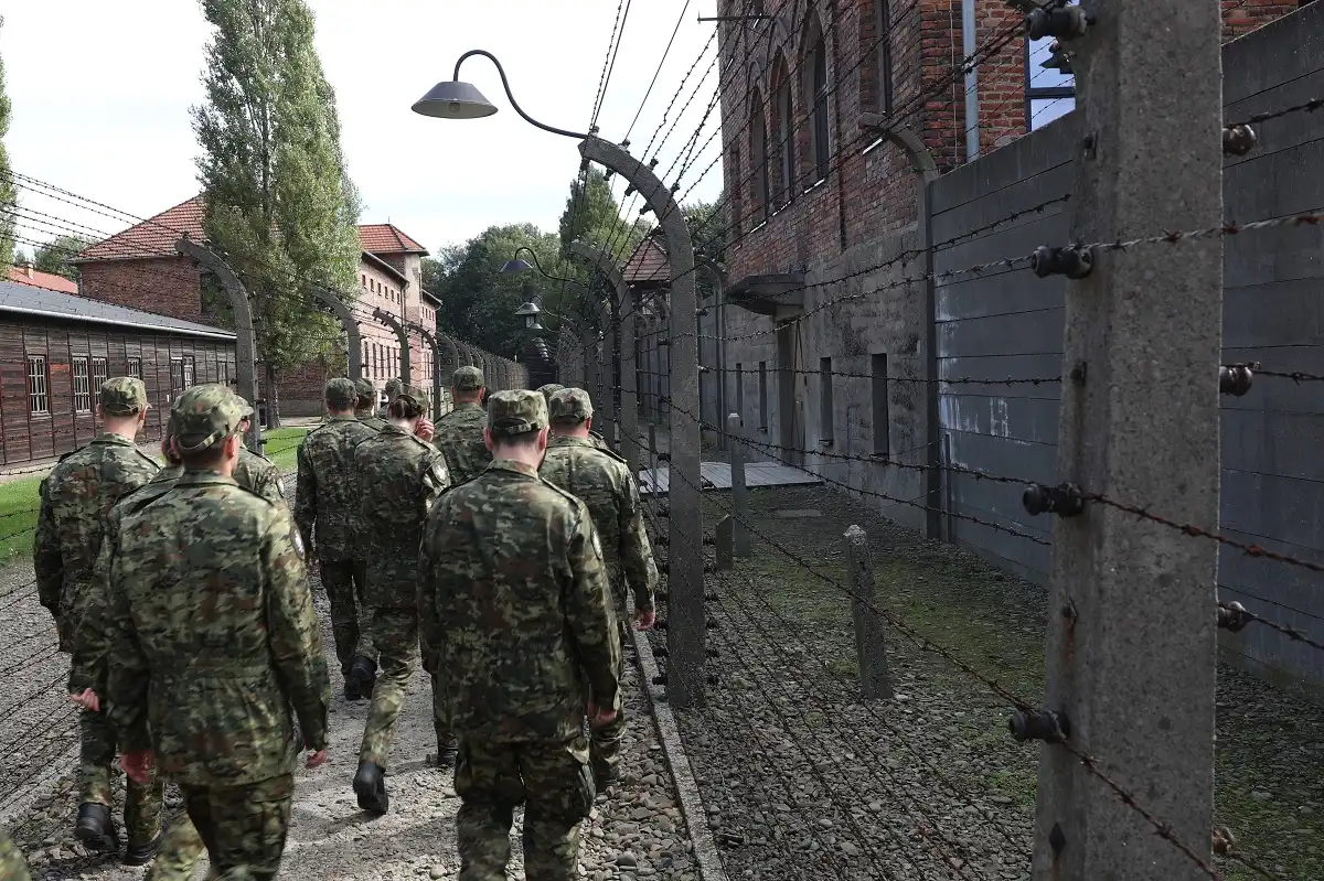 Młodzi strażnicy graniczni uczą się historii w Auschwitz