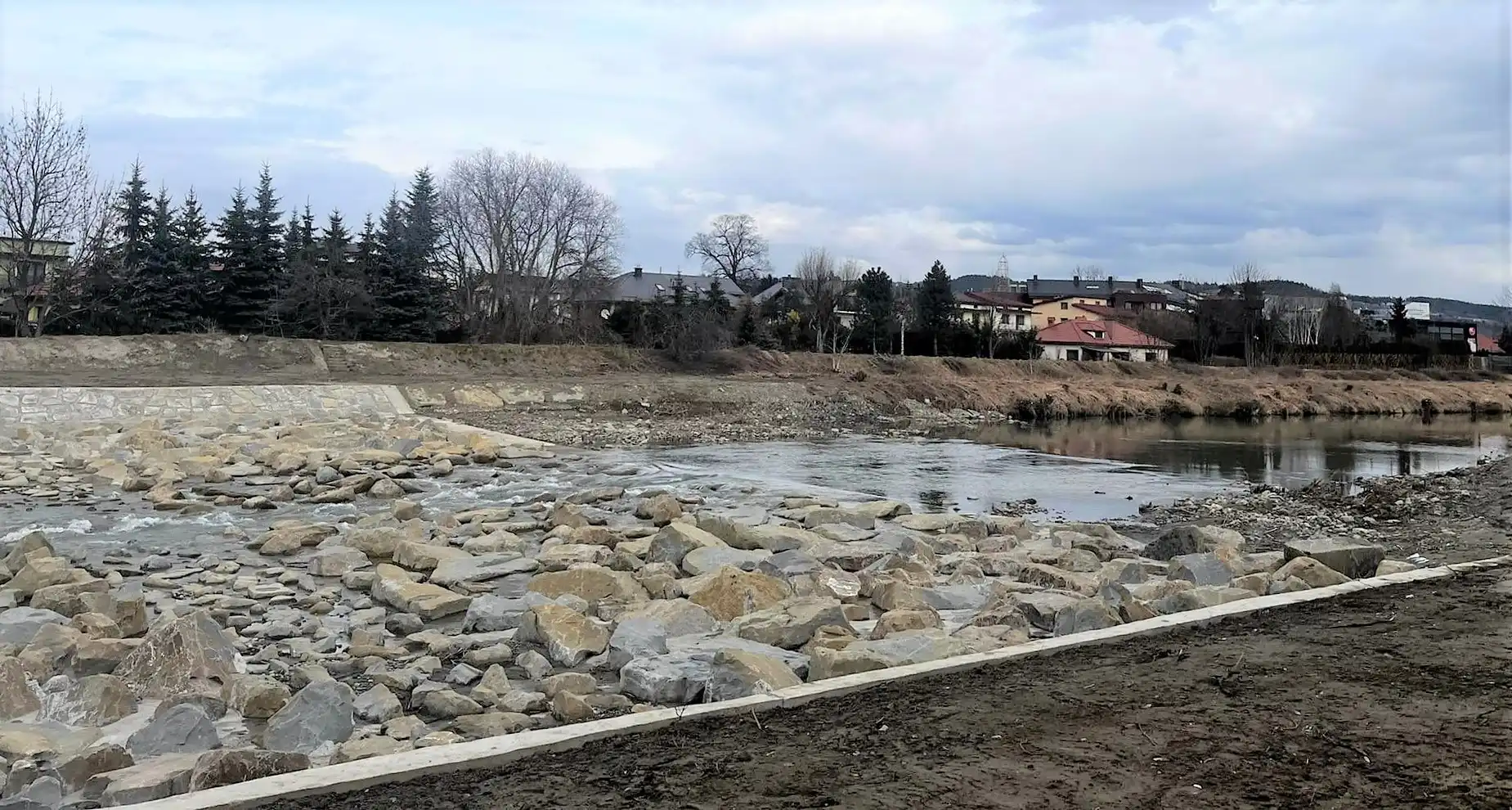 Nowe przepławki w Nowym Sączu – Wody Polskie renaturyzują Kamienicę Nawojowską