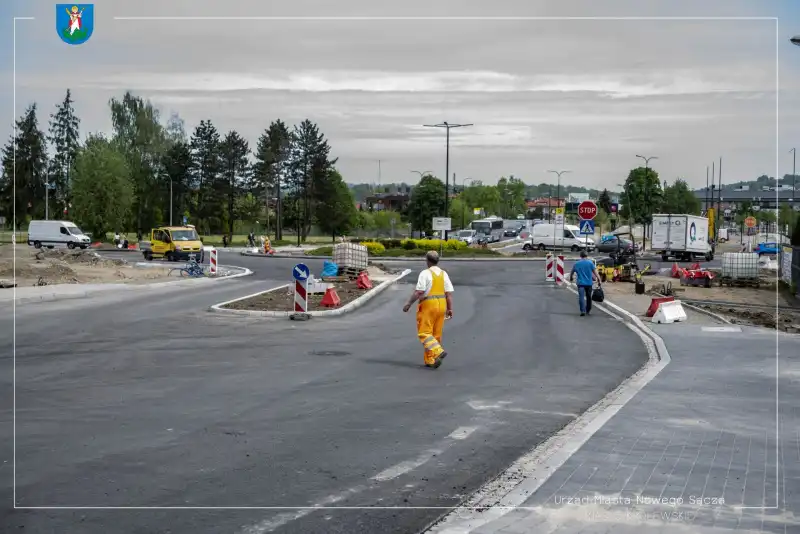 Pierwsze warstwy asfaltu na „rondzie pod szpitalem”