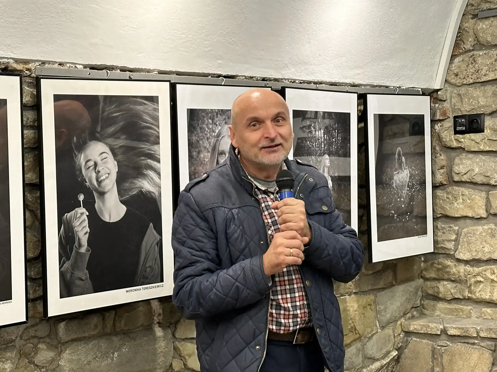 „Różne punkty widzenia”. Fotograficzna podróż przez wyjątkową wystawę w Sądeckiej Bibliotece Publicznej