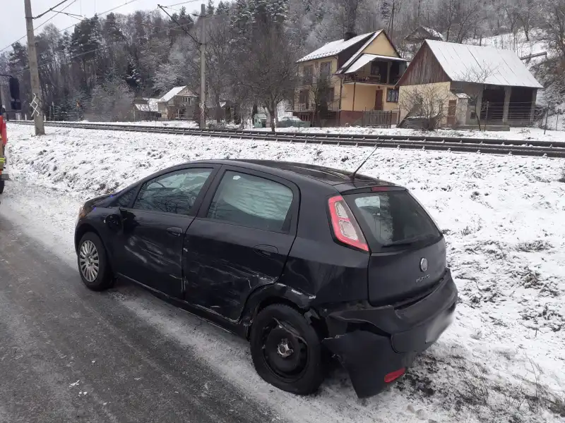 Kraksa w Jamnicy. Zderzyły się trzy pojazdy osobowe