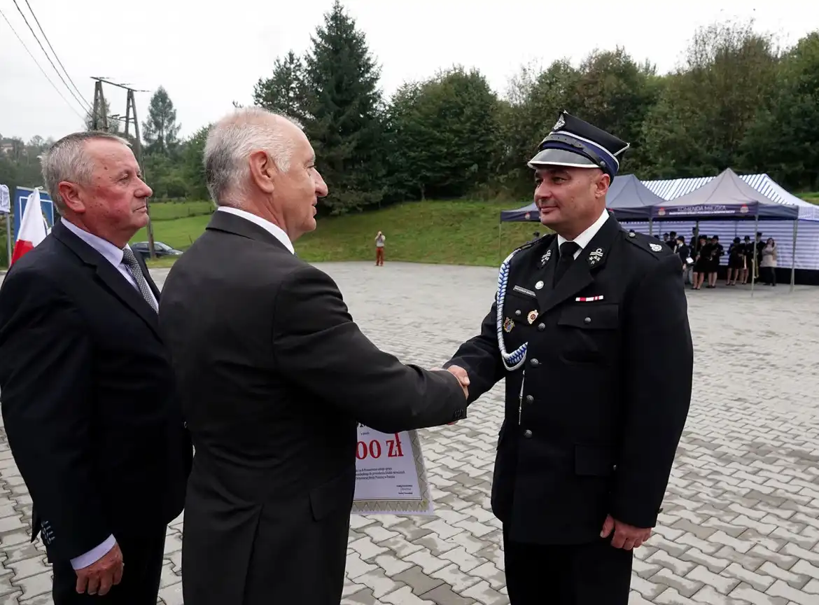 Druhowie z OSP w Paszynie otrzymali nowy samochód ratowniczo-gaśniczy i promesę od starosty