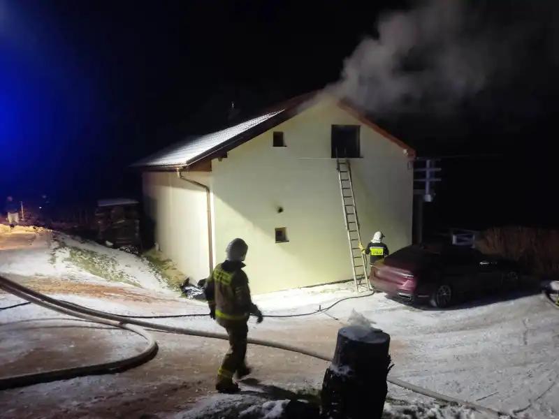Pożar w Zbyszycach. Paliło się na parterze budynku mieszkalnego