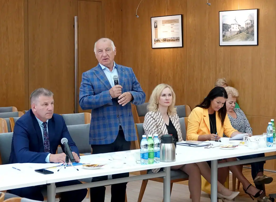 Posiedzenie Powiatowego Zespołu Zarządzania Kryzysowego. Dyskutowano o bezpieczeństwie podczas wakacji