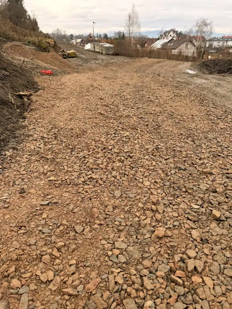 Bezpieczniejsza Wrześniowska. Utwardzone przejście, szerszy chodnik i oświetlenie