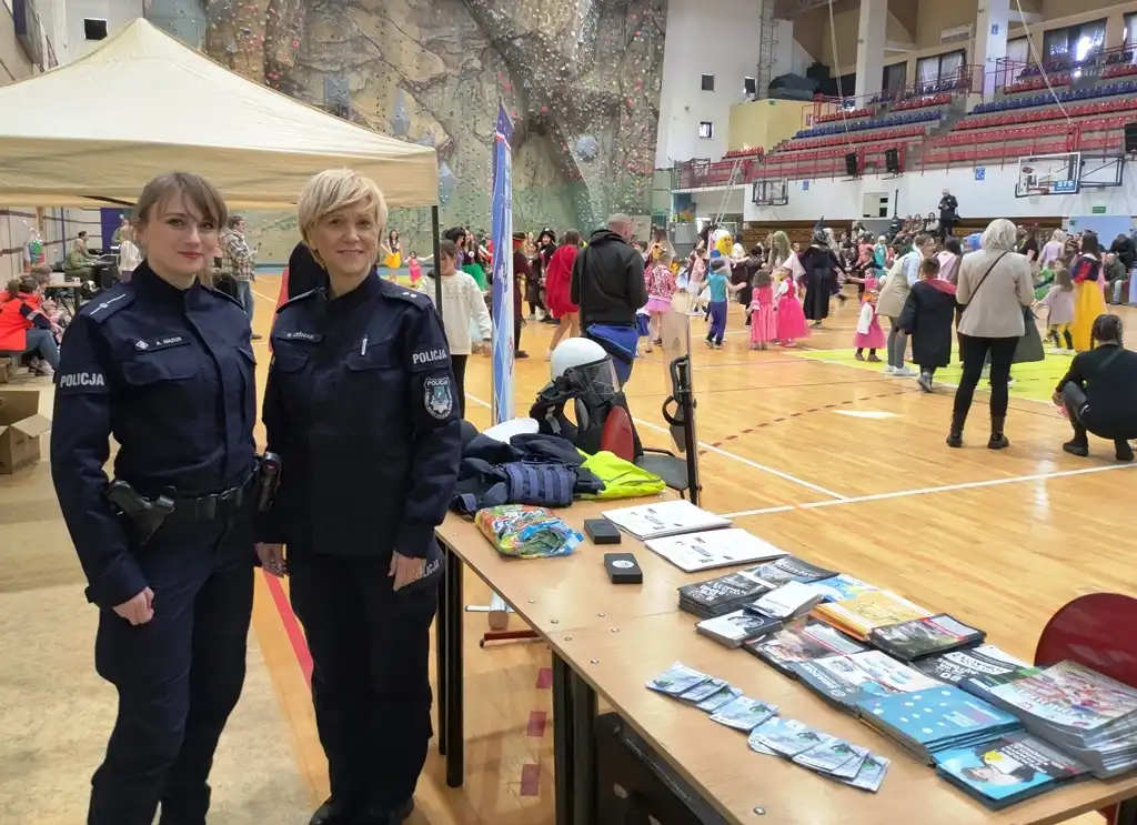 "Ferie na Sądecczyźnie". Policjanci promowali bezpieczeństwo podczas balu karnawałowego