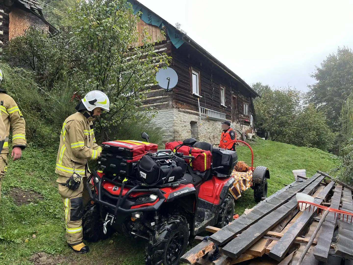 Ratunek na trudnym terenie. Strażacy z OSP Obidza i ZRM na quadzie w akcji ratunkowej