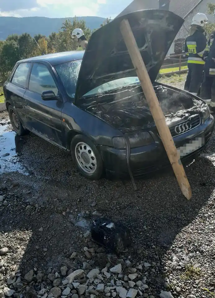 Stara Wieś: Strażacy gasili pożar osobówki. Ogień pojawił się w komorze silnika