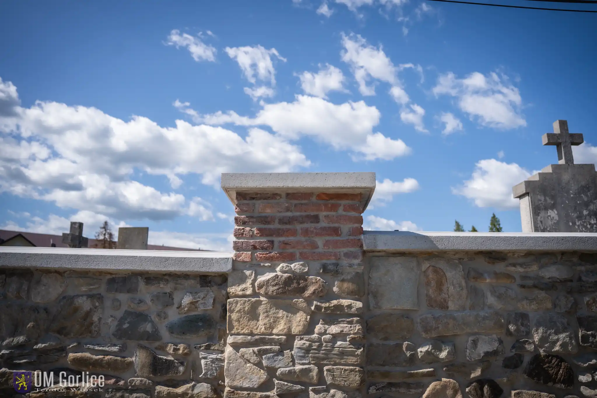 Historyczny mur cmentarny odzyskał dawny blask